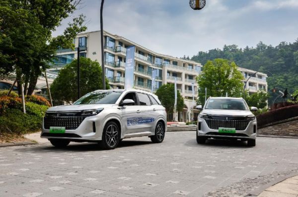 同样是插混SUV：蓝电E5定位中型才9.98万起，欧尚Z6 iDD拿什么比？